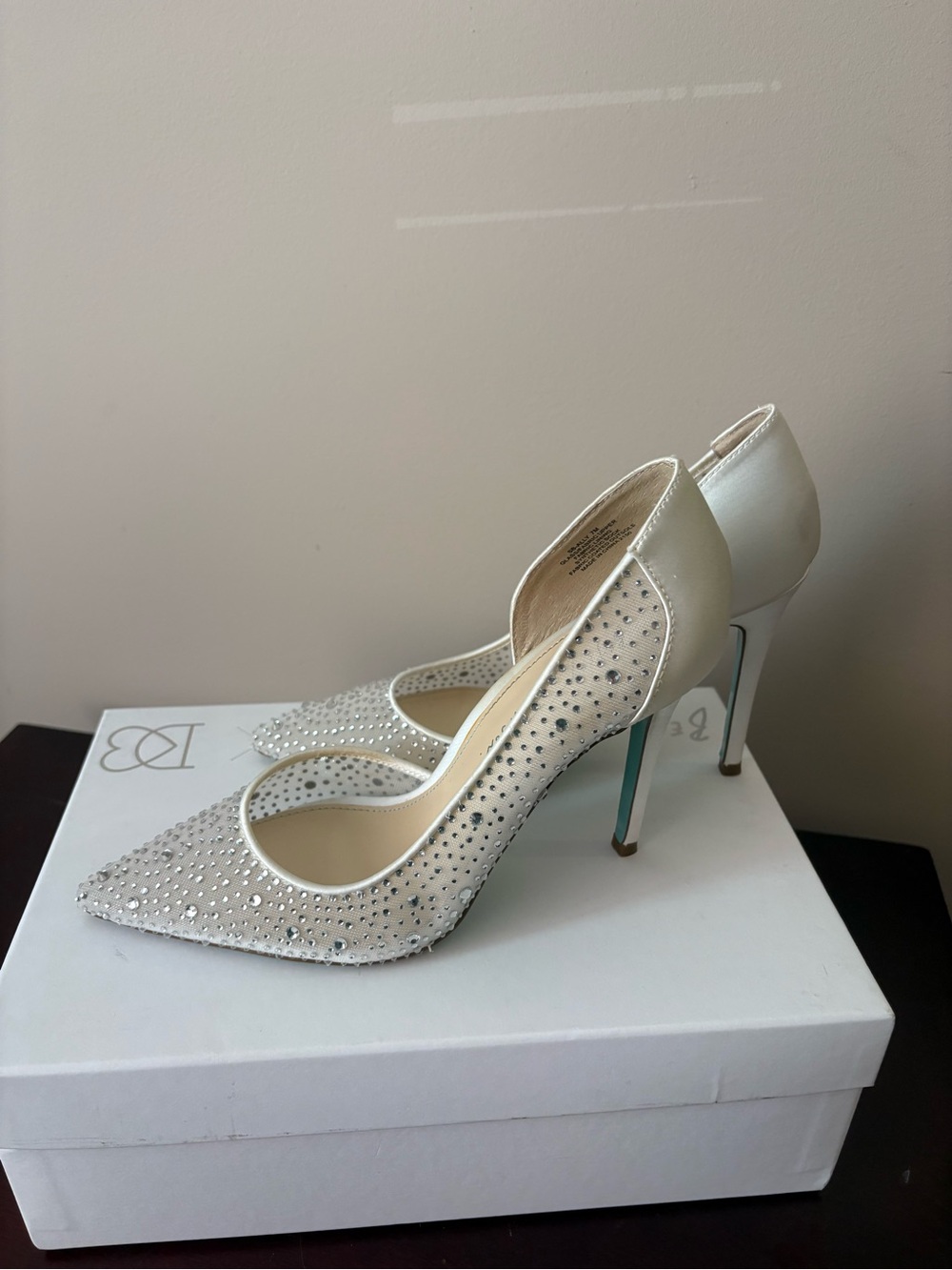 Betsy Johnson Embellished Champagne Pointed-Toe Pumps with Crystals Sz 7 - Picture 3 of 6